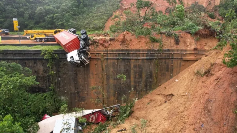 Outro ângulo do caminhão que ficou precariamente pendurado na enconsta da rodovia.