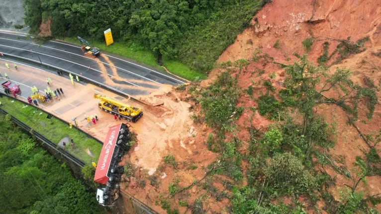 Trecho destruído pela torrente de lama, rochas e terra que desceu a encosta, no Paraná.