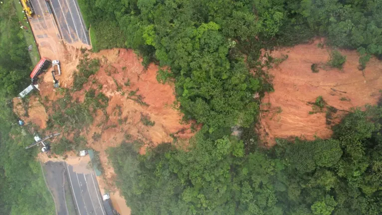 Visão aérea do trecho em que estão soterrados caminhões e carros.