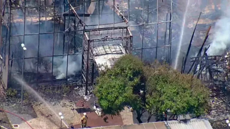 Galpão dos Estúdios Globo foi consumido pelo fogo