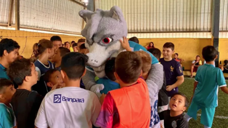 Paysandu faz alegria de crianças em Santa Izabel do Pará