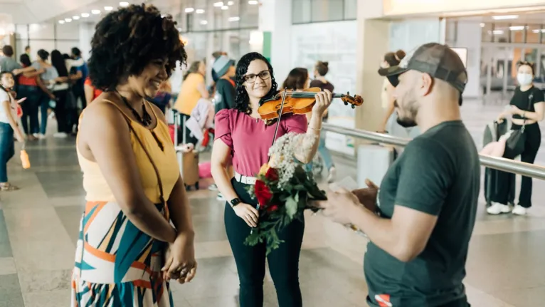 Imagine... A canção de John Lennon ao violino foi a trilha sonora do pedido de casamento.