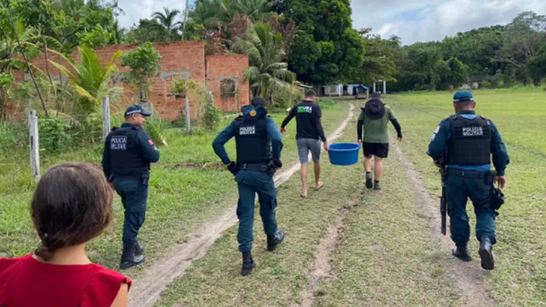 Policiais militares ajudaram no resgate da tartaruga marinha