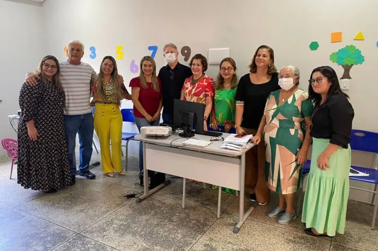 Autoridades, gestores e funcionárias da creche no lançamento do projeto