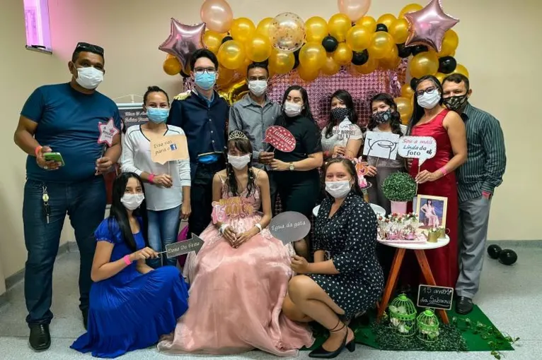 Na luta contra leucemia, adolescente ganha festa de 15 anos