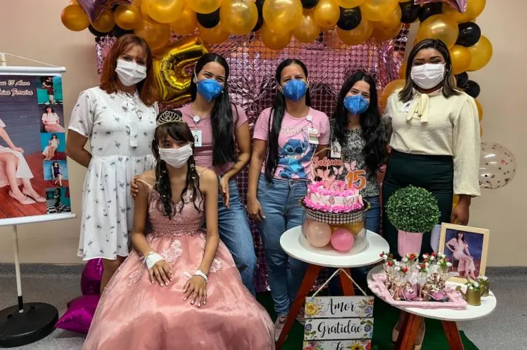 Na luta contra leucemia, adolescente ganha festa de 15 anos