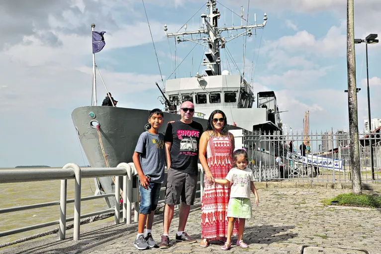 Belém, Pará, Brasil. Cidade. A Marinha comemora o Dia do Marinheiro com uma parada naval e visitação pública a navios, em Belém. Na foto, Francisco Neto, 42 anos, engenheiro..10-12-2022. Foto-Wagner Santana/Diário do Pará.