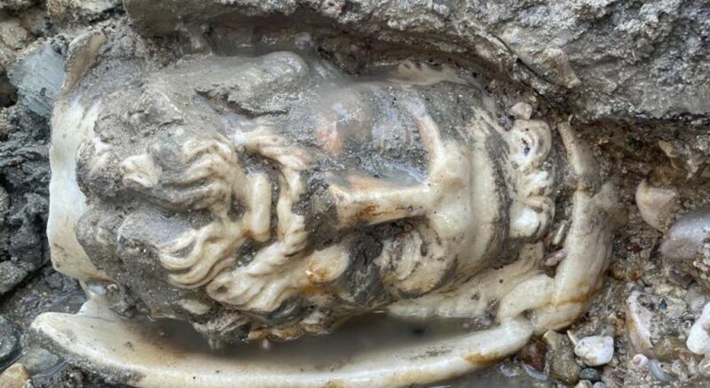Outro ângulo da cabeça de Dionísio, o deus grego da fertilidade, colheita e das festividades, encontrada em escavação arqueológica na cidade antiga de Aizanoi, hoje chamada de Çavdarhisar, na Turquia.