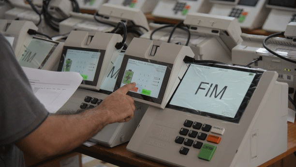 Técnico do TSE durante preparação das urnas eletrônicas utilizadas nas Eleições 2022.