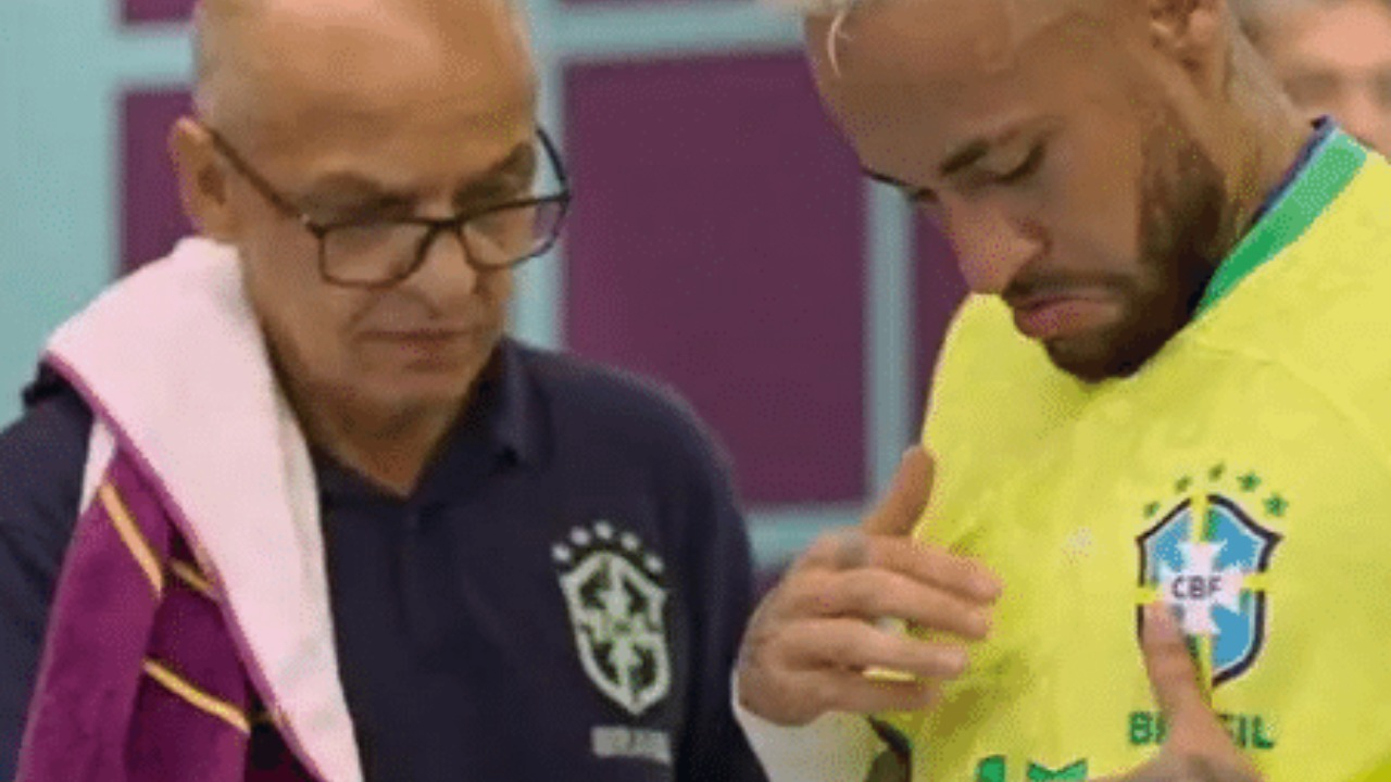 Momento em que Neymar passa pomada na camisa.