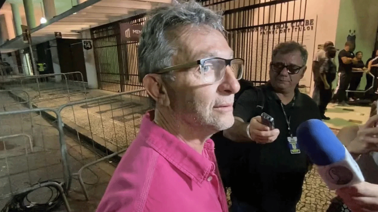 Craque Neto, apresentador da Band, foi à Vila Belmiro se despedir do Rei do Futebol e criticou campeões mundiais que não marcaram presença.