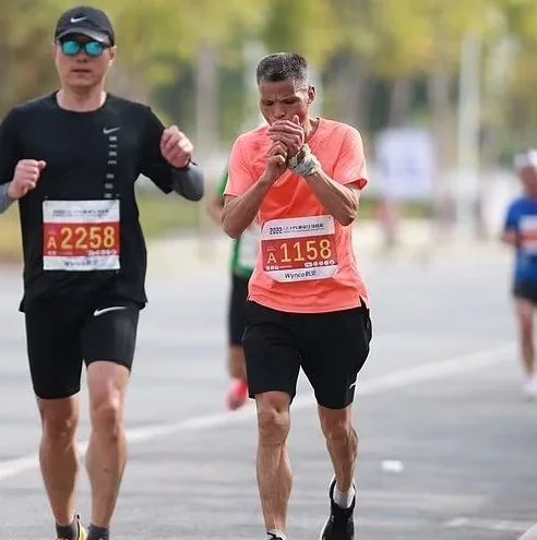 Corredor chinês completa ultramaratona de 42 km fumando