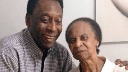 Dona Celeste, mãe de Pelé, tem 100 anos de idade e vive em Santos-SP.