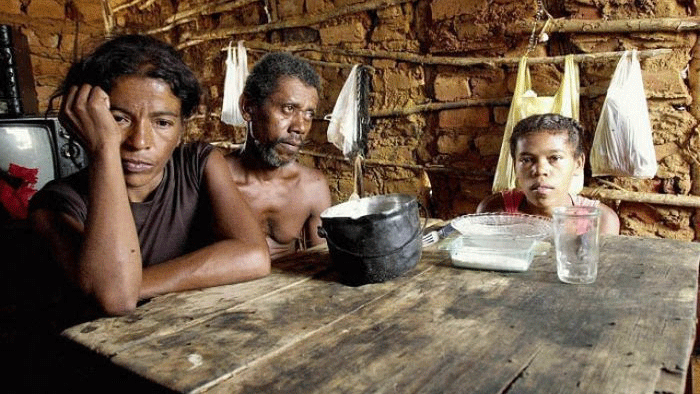 No Brasil, 23 milhões de pessoas estão abaixo da linha da pobreza.