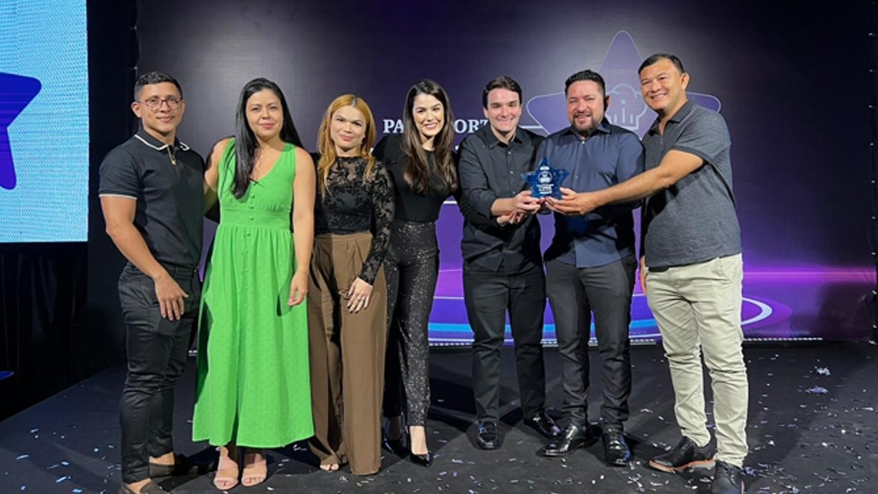 Paulo Victor and Sandy Braga with the managers receive the sixth award trophy