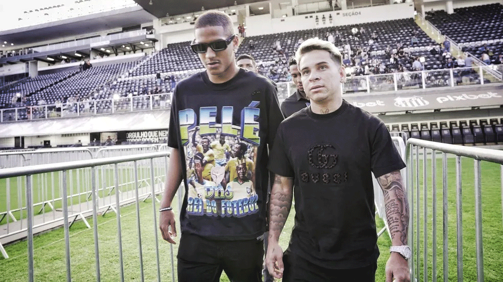 Jogadores do atual elenco do Santos, como Ângelo e Soteldo, compareceram ao velório de Pelé.