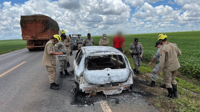 As 4 primeiras vítimas foram encontradas carbonizadas no Renault Clio abandonado em uma rodovia de Goiás.