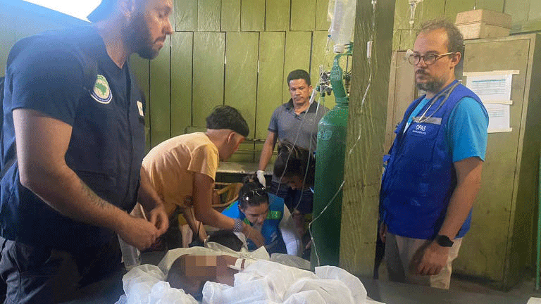 Equipe do Ministério da Saúde atende crianças indígenas desnutridas na região do Surucucu, em Roraima.