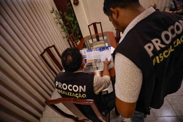 Fiscais do Procon avaliam listas repassadas por escolas