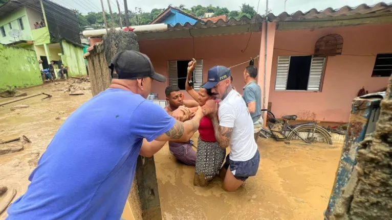 Família é resgatada de imóvel na região de Topolândia, em São Sebastião, após fortes chuvas dos últimos dias.