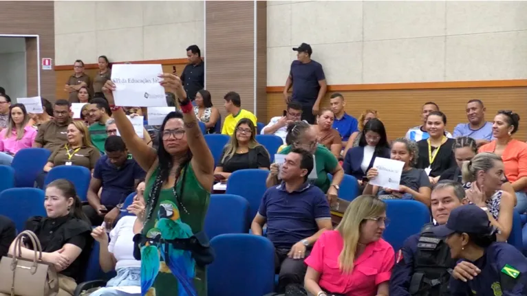 Sessão é marcada por protesto de educadores em Marabá