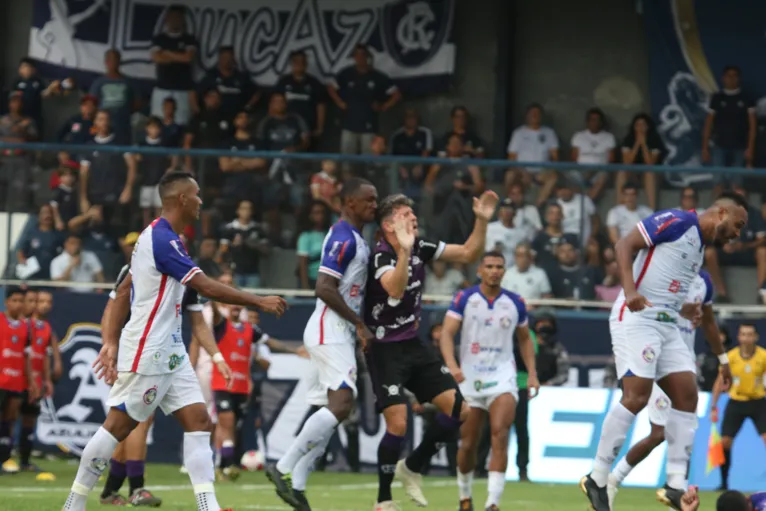 Zagueiro Mimica, do Independente, no lance que agride o zagueiro Icaro, do Clube do Remo