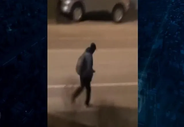 Atirador foi filmado caminhando pelas ruas do campus durante ataque.