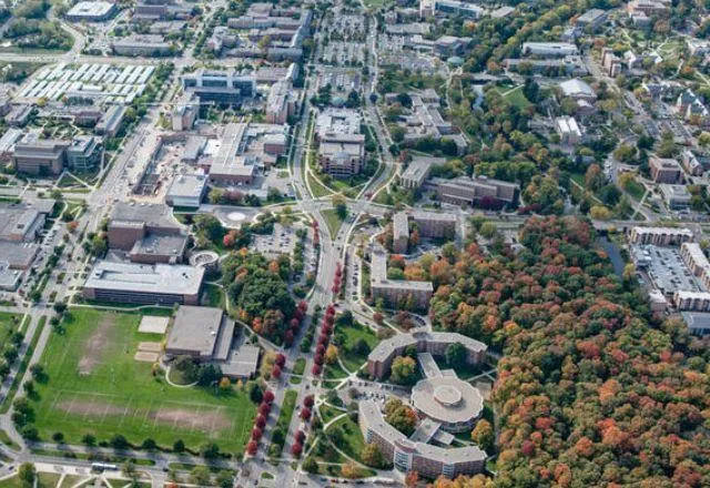 Cerca de 50 mil alunos estudam no campus da MSU, em East Lansing, no estado do Michigan.