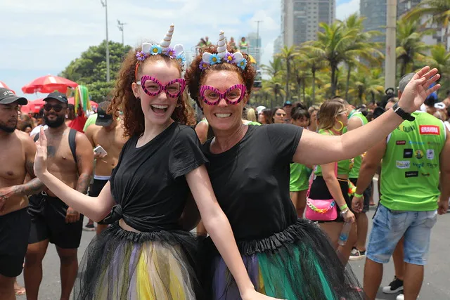 A amigas Amanda e Nubia curtiram o desfile do "Bloco Chama Gente", no último sábado (28).