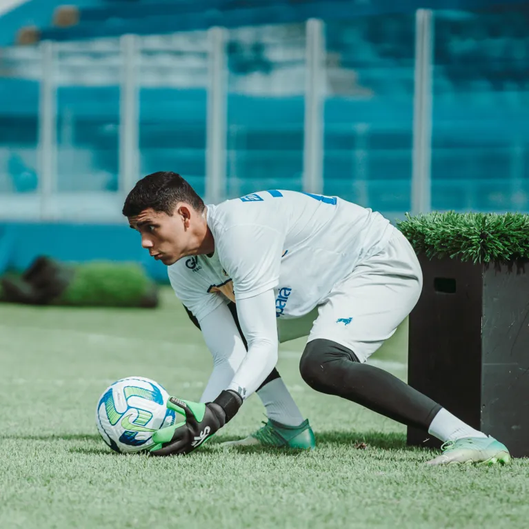 Cláudio Vitor é cria da Curuzu e hoje é o terceiro goleiro