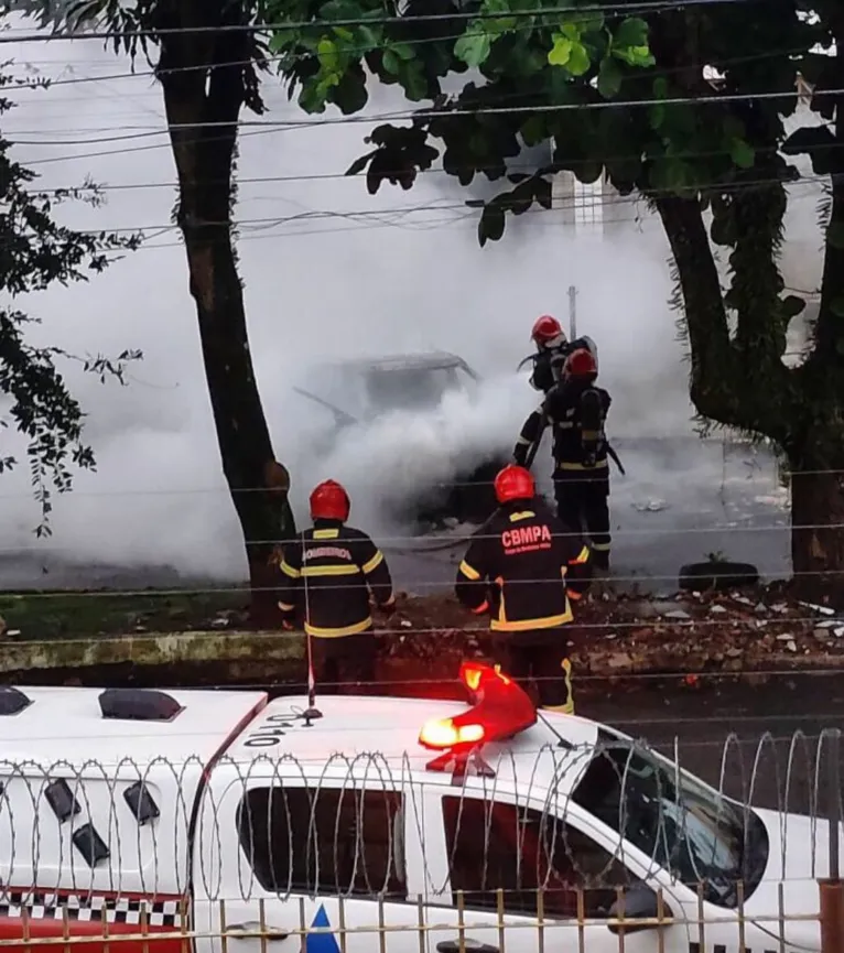 Vídeo: carro pega fogo em avenida de Belém