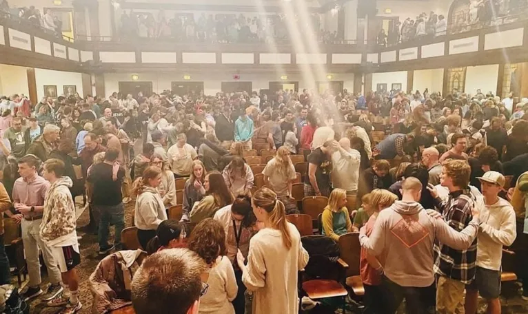 EUA: estudantes oram por mais de 140 horas ininterruptamente