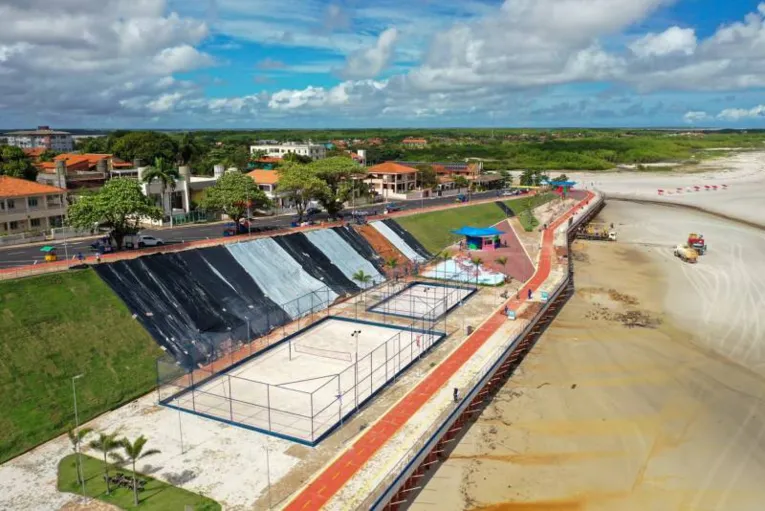 Operários fazem reparação da orla de Salinópolis