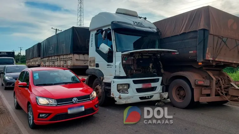 Carretas colidiram na tarde desta quarta-feira (8)