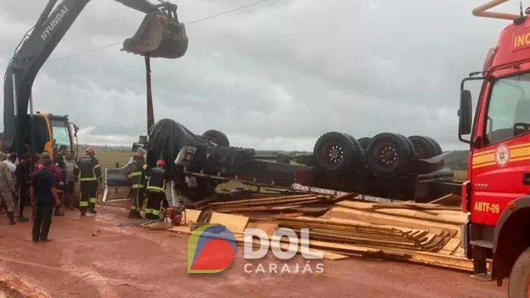 Parte da carga de madeira atingiu a cabine do caminhão provocando o achatamento da cabine do veículo