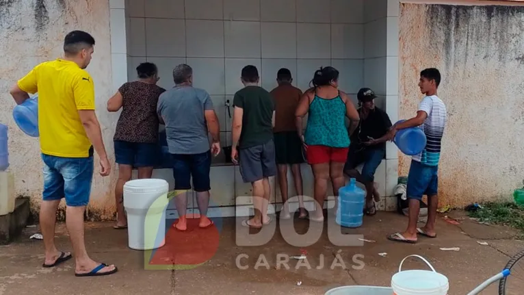 Moradores da Nova Marabá buscam água no chafariz de escola na Folha 7