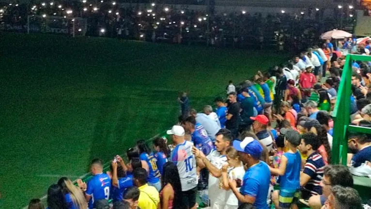 No início da partida, o estádio ficou no escuro por conta de falta de energia