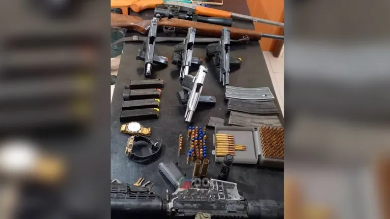 Em poder dos acusados foram encontrados um fuzil AR15 com três carregadores e 110 munições