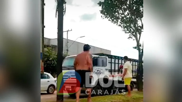 Motorista do caminhão baú foi até a cabine e pegou uma faca