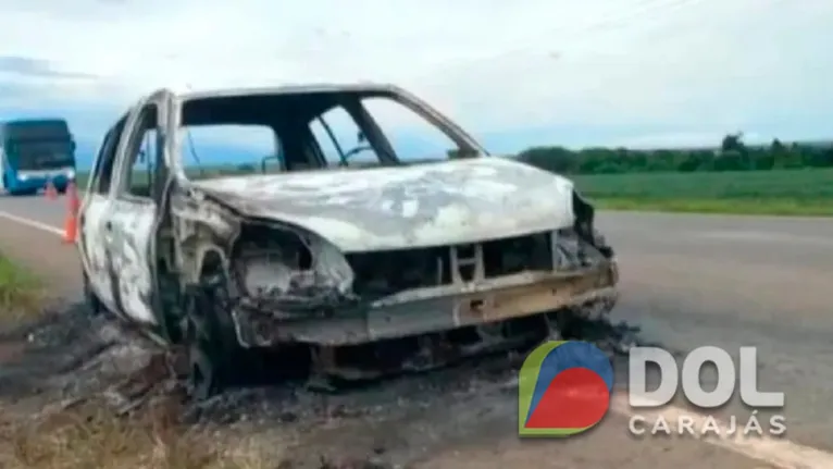 Carro carbonizado em que quatro corpos foram encontrados, em Cristalina, Goiás