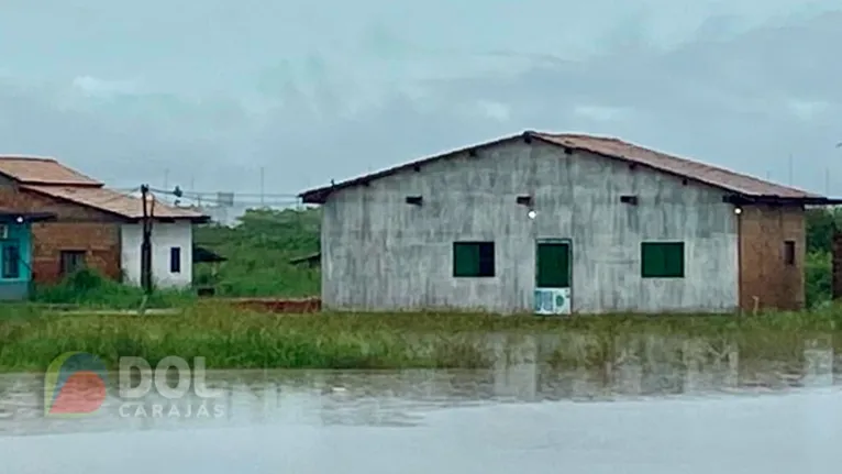 Casa ficou ilhada na Marabá Pioneira