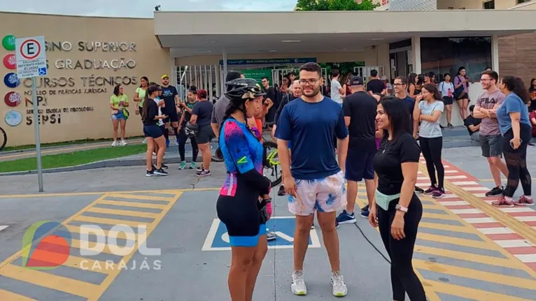 Participantes em frente a Faculdade Carajás, de onde sairia o passeio