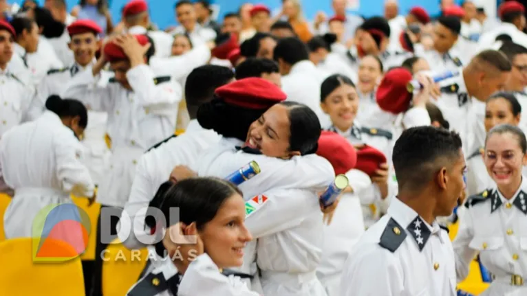 Alunos celebram formatura