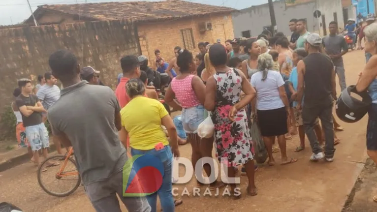 Populares se aglomeraram ao redor do corpo