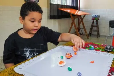 Isaac Souza, 9 anos, é um dos alunos do Núcleo de Altas Habilidades e Superdotação (NAAHS) do Centro de Atendimento Educacional Especializado (CAEE)
