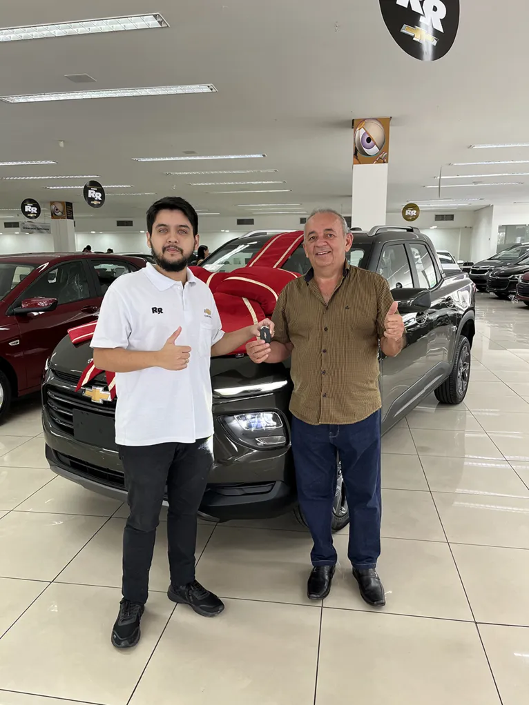 O cliente Luiz Rodrigues recebendo o novo carro.
