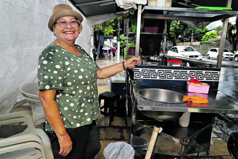 Belém, Pará, Brasil. Cidade. Conceição Barros, 65 anos, autônoma. Ruas de Belém: Avenida Nossa Senhora de Nazaré com a Travessa Dr. Moraes. 26/01/2023. Foto: Irene Almeida/Diário do Pará.