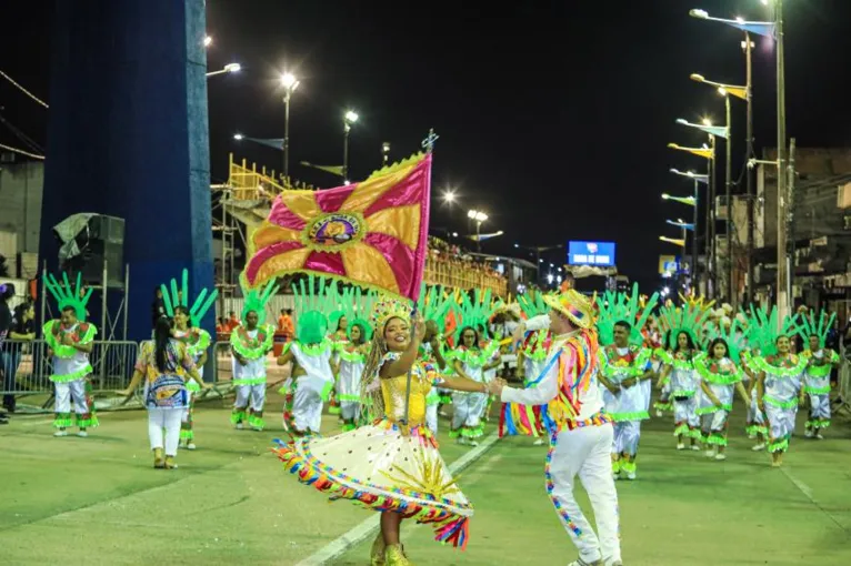 A Associação Carnavalesca Rosa de Ouro mostrou que entende do riscado: a Aldeia respondeu com samba no pé e no gogó