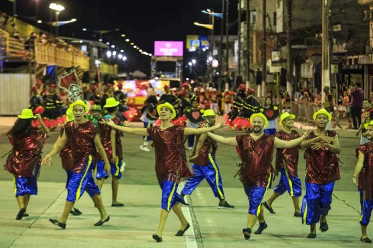 A Paixão Rubro Negra abriu os desfiles nesta sexta na Aldeia Cabana David Miguel: alegria e samba no pé