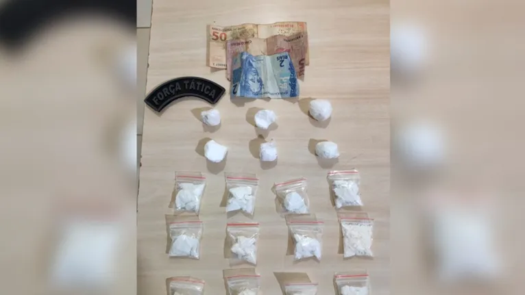 Foi encontrado próximo a janela do quarto do suspeito, mais 18 papelotes de substância análoga a cocaína e uma quantia de R$ 57.